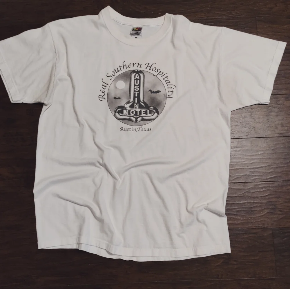 Austin Motel  Texas Y2K real southern hospitality  vintage tee shirt  graphicsXL